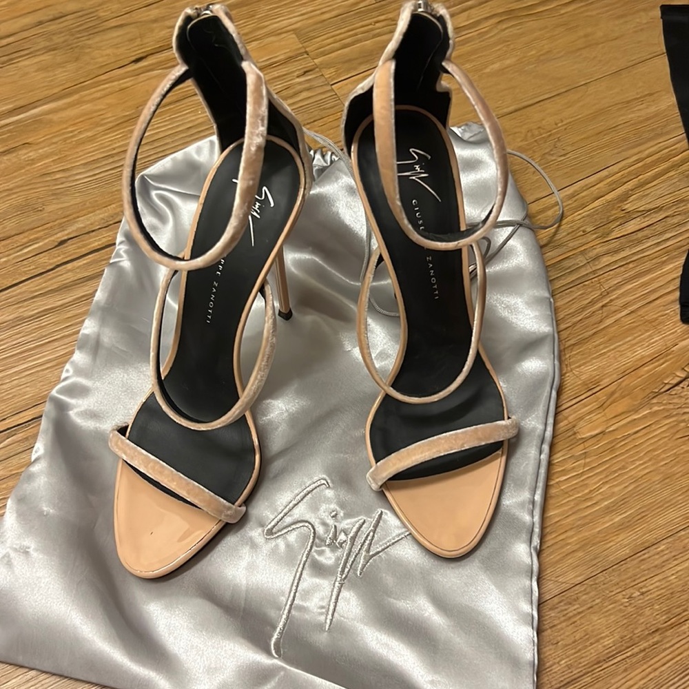 Giuseppe zanotti size 39 cream suede Multistrap & Exposed Zip Closure New no box